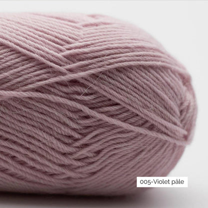 Gros plan sur une pelote d'Edelweiss Alpaca de Kremke Soul Wool, fil à chaussettes à base d'alpaga, coloris 005 Violet Pâle