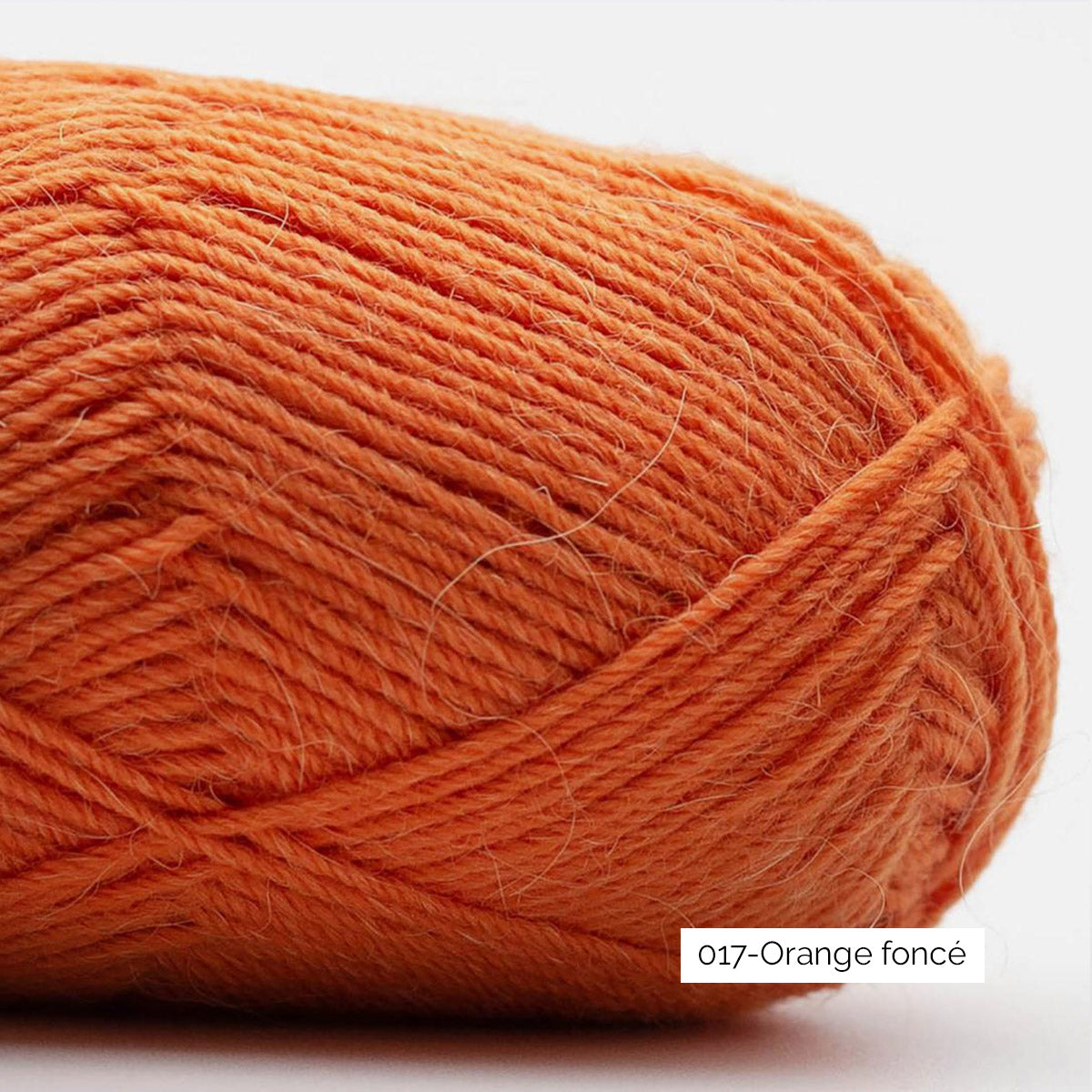 Texture du fil à chaussettes à base d'alpaga Edelweiss Alpaca de Kremke Soul Wool coloris 017 orange foncé