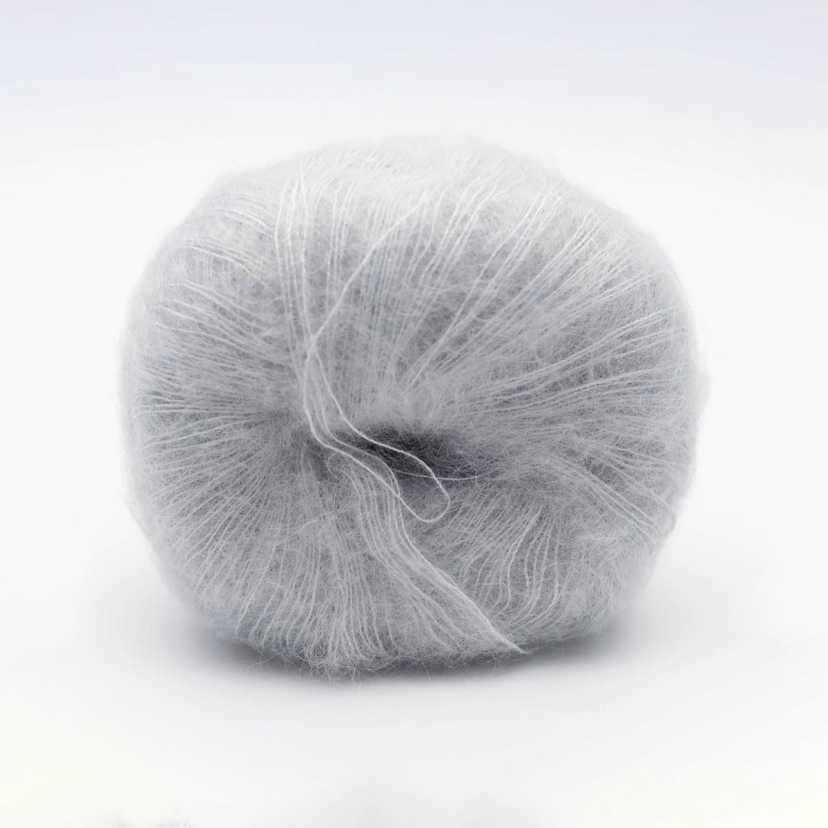 Pelote de Silky Kid de Kremke Soul Wool coloris 06-058 Gris Clair