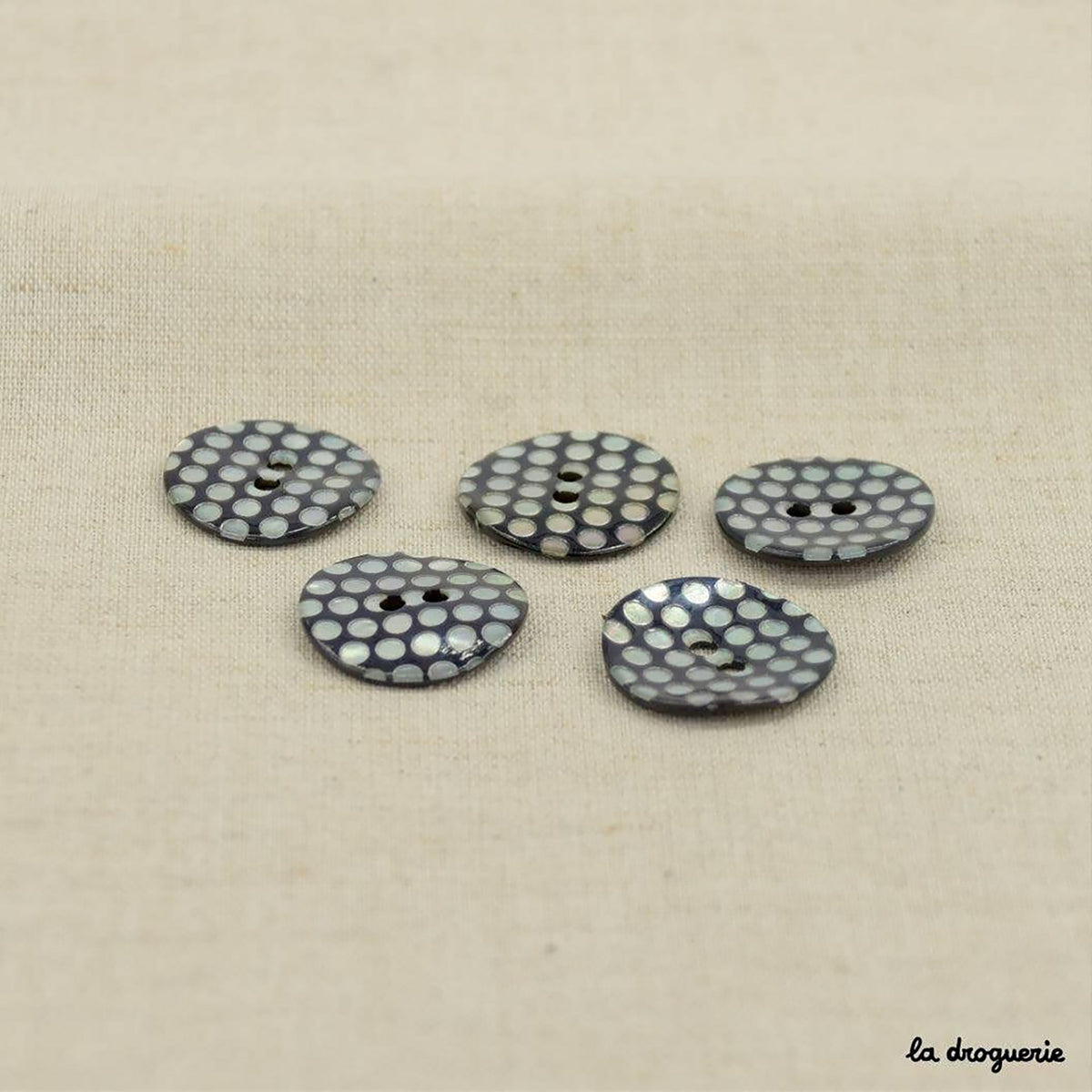 Boutons La Droguerie modèle Akoya Pois (Marine-Nacre ; 20mm)