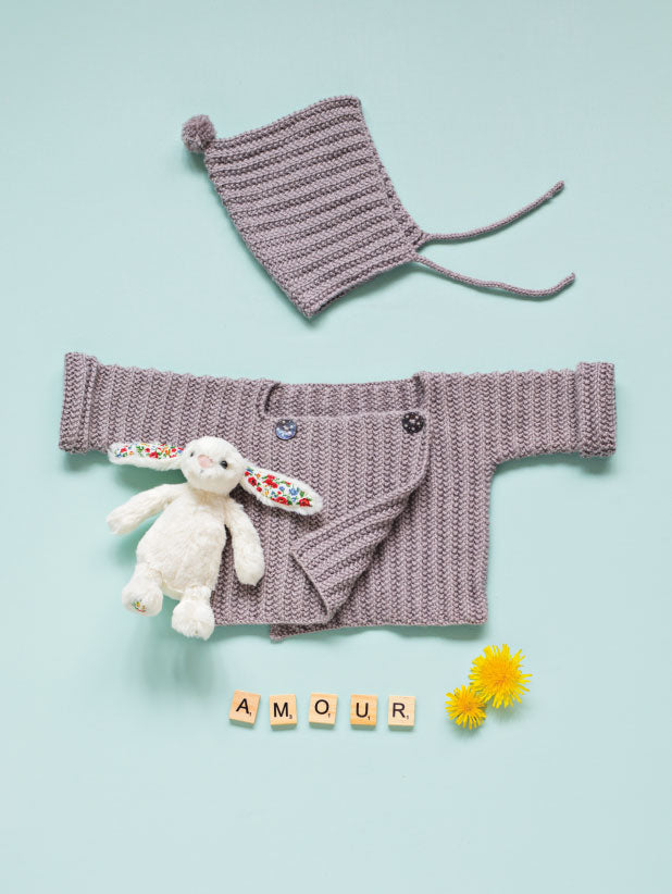 Modèle de tricot pour une brassière asymétrique et son béguin assorti paru dans le livre Neuf Mois pour Tricoter les Indispensables de Bébé de Julie Partie 