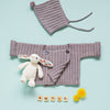 Modèle de tricot pour une brassière asymétrique et son béguin assorti paru dans le livre Neuf Mois pour Tricoter les Indispensables de Bébé de Julie Partie 
