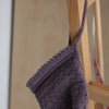 Modèle de bonnet pour bébé au tricot Béguin de Printemps de Julie Partie, au point de semis avec bordure dent de chat