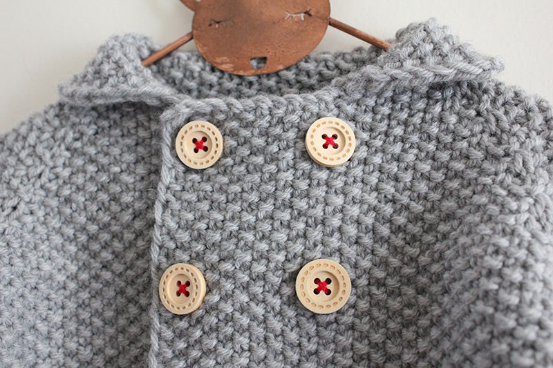 Détail du modèle de gilet texturé à double boutonnage pour bébé Camille de Julie Partie pour Lili Comme Tout