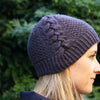 Modèle de bonnet torsadé et texturé au tricot Back to Scholar de Julie Partie pour Lili Comme Tout