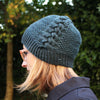 Modèle de bonnet torsadé et texturé au tricot Back to Scholar de Julie Partie pour Lili Comme Tout, version slouchy
