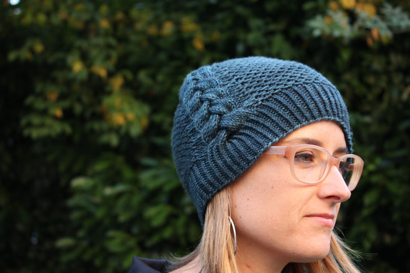 Modèle de bonnet torsadé et texturé au tricot Back to Scholar de Julie Partie pour Lili Comme Tout, version slouchy