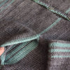 Détail du modèle de gilet à rayures au tricot Oh Bello de Julie Partie : poche avec intérieur contrastant