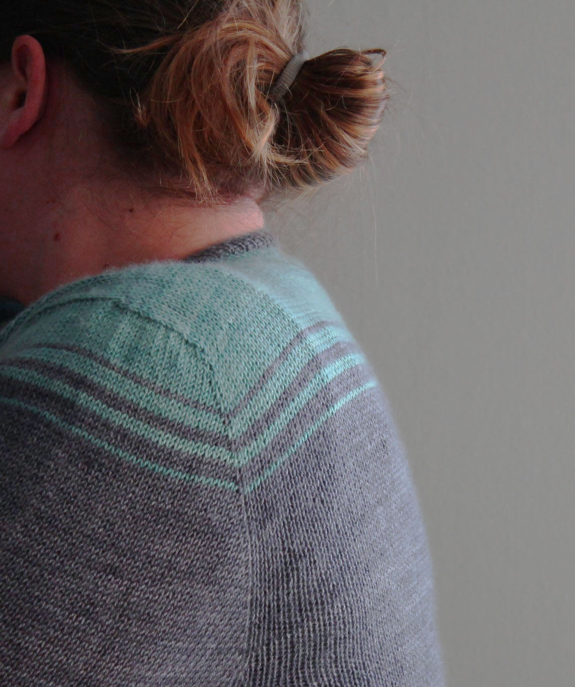 Détail du modèle de gilet à rayures au tricot Oh Bello de Julie Partie : épaule