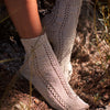 Patron de chaussettes au tricot Julien (Doré) d'Aurélie La Poule Tixier paru dans le livre Woolship 2 de Lili Comme Tout