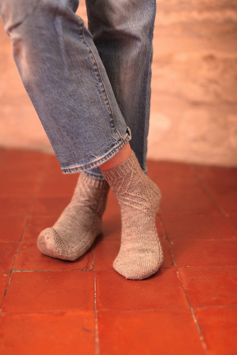 Patron de chaussettes au tricot Crazy Twist d'Elodie Morand paru dans le livre Woolship 2 de Lili Comme Tout