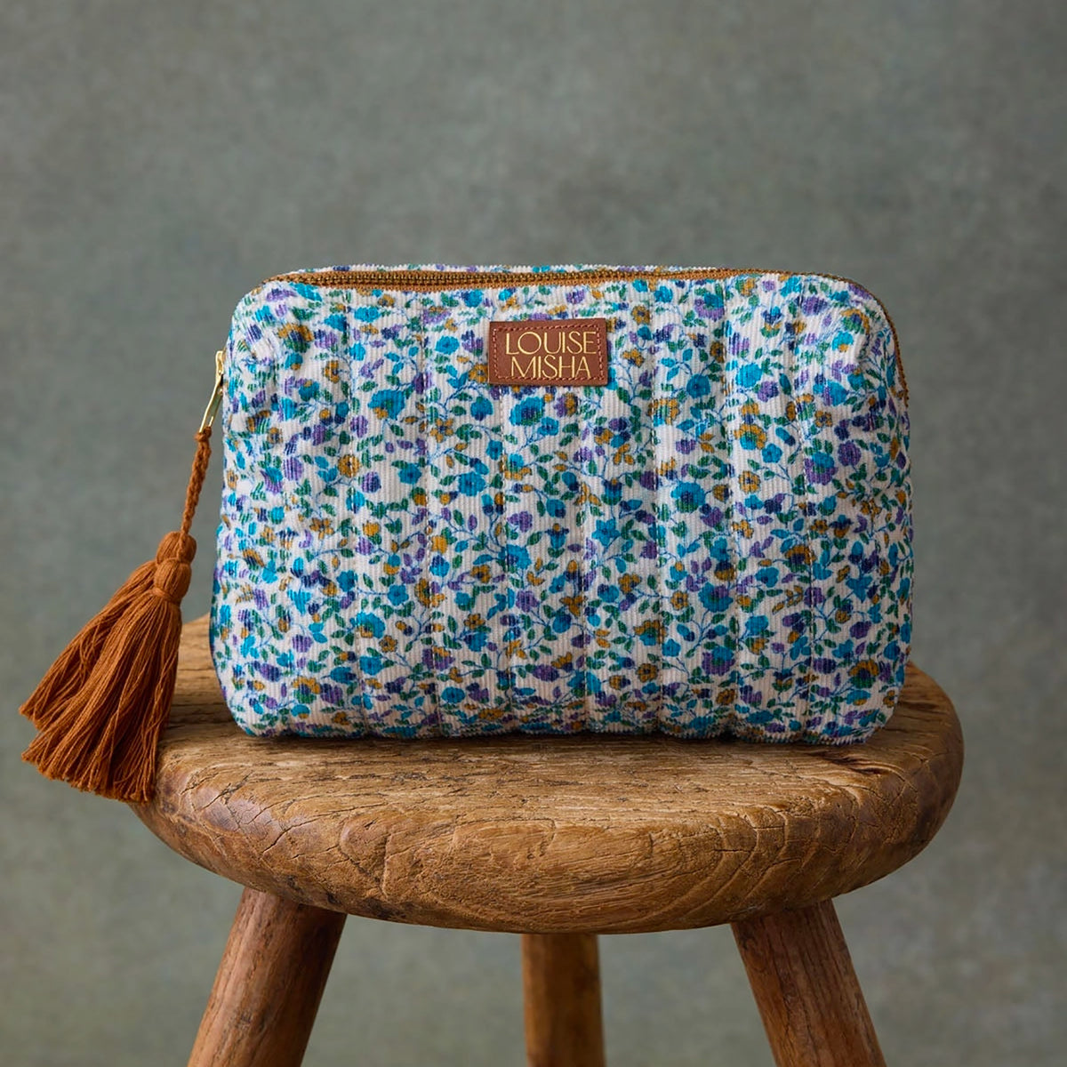 Pochette Teiki de Louise Misha, modèle Cream Aster Valley, en velours imprimé fleuri avec doublure en coton unie