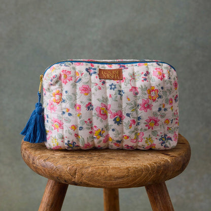 Pochette Teiki de Louise Misha, modèle Cream Wild Flowers, en coton imprimé fleuri avec doublure en coton unie