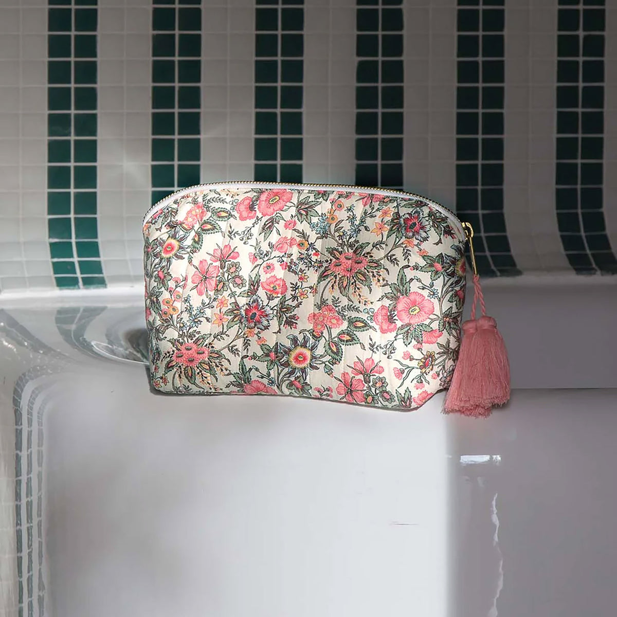 Pochette Teiki de Louise Misha, modèle Ivory Ench Field, en coton imprimé fleuri, doublure déperlante unie