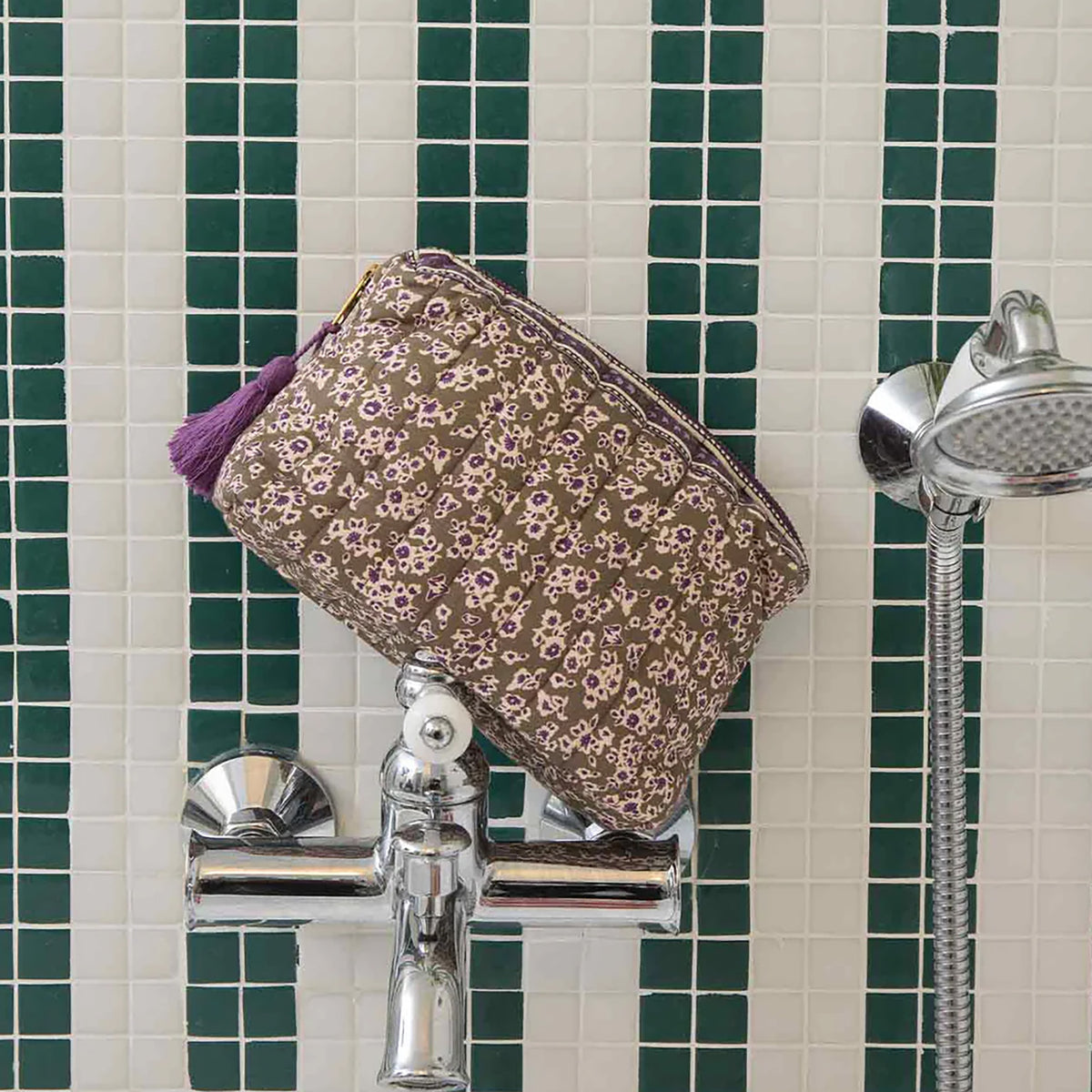 Pochette Teiki de Louise Misha, modèle Khaki Freesia Dreams, extérieur fleuri avec frise, doublure unie en toile déperlante