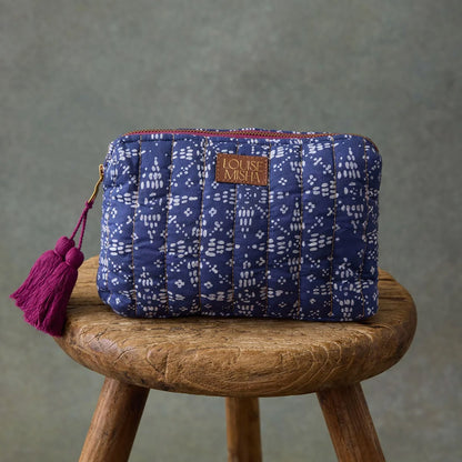 Pochette Teiki de Louise Misha, modèle Midnight Starlit Sky, en coton imprimé étoile, doublure déperlante rayée
