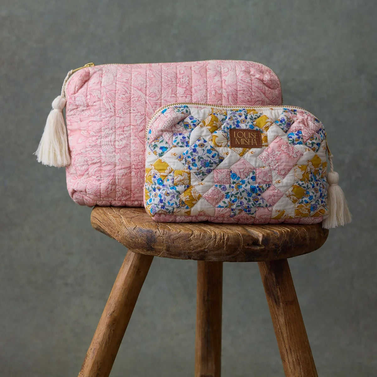 Pochette Teiki de Louise Misha, modèle Star Pattern Avens, une face en patchwork et une face en coton imprimé fleuri, doublure coton unie
