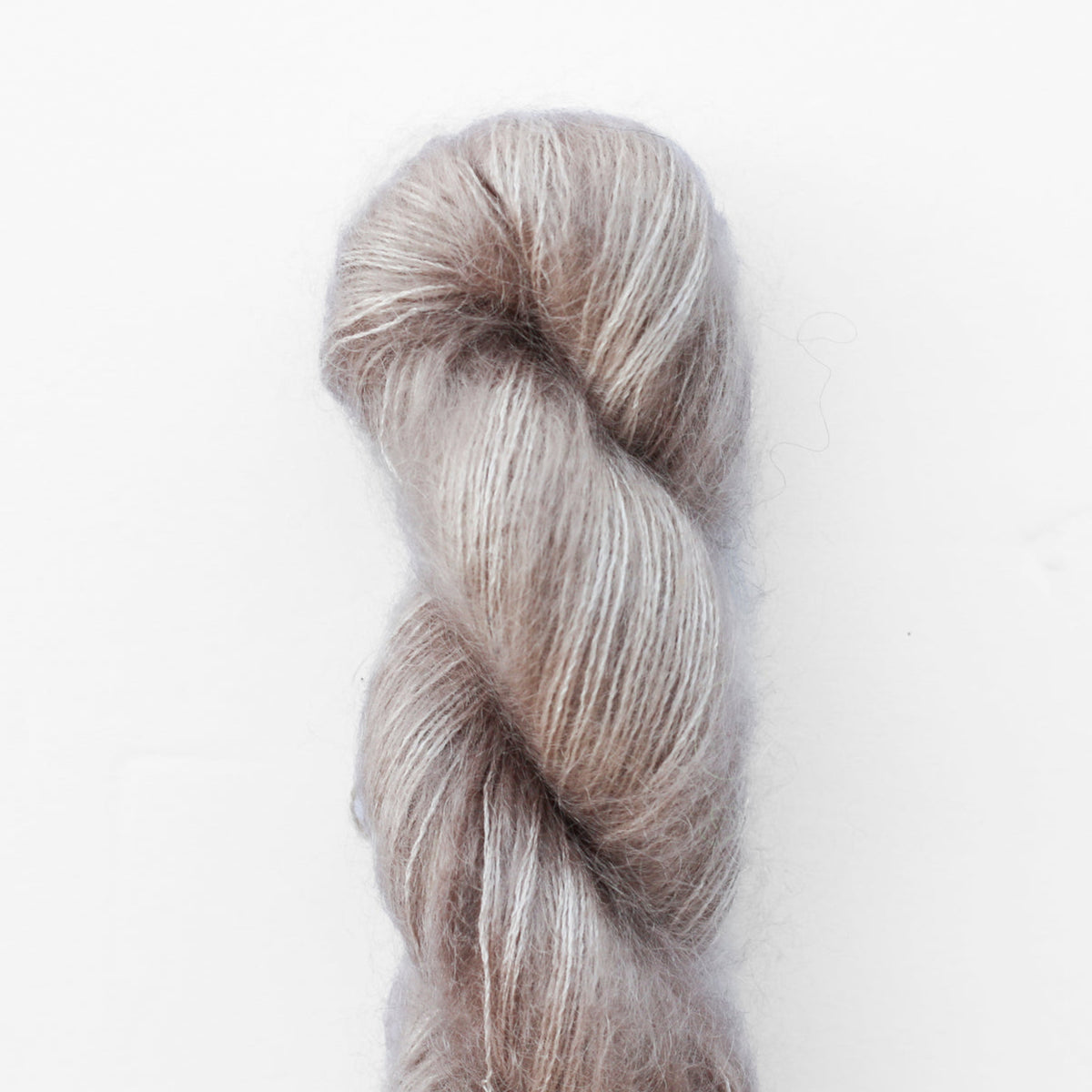 Echeveau de Tosh Silk Cloud de MadelineTosh coloris Antique Lace (Hand Dyed)