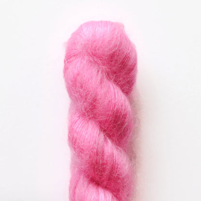 Echeveau de Tosh Silk Cloud de MadelineTosh coloris Fluoro Rose (Hand Dyed)