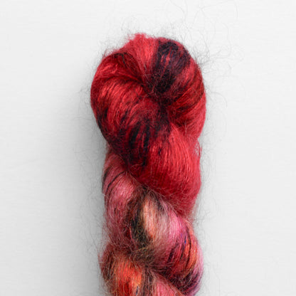 Echeveau de Tosh Silk Cloud de MadelineTosh coloris Mars in Retrograde (Hand Dyed)