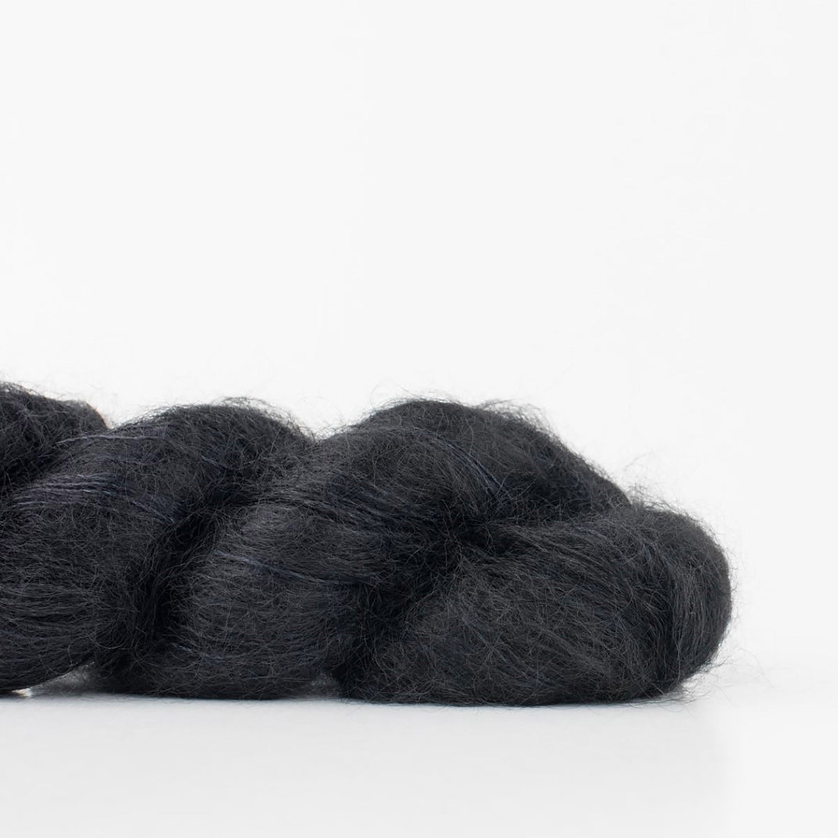 Echeveau de Tosh Silk Cloud de MadelineTosh coloris Abyss (Mill Dyed)