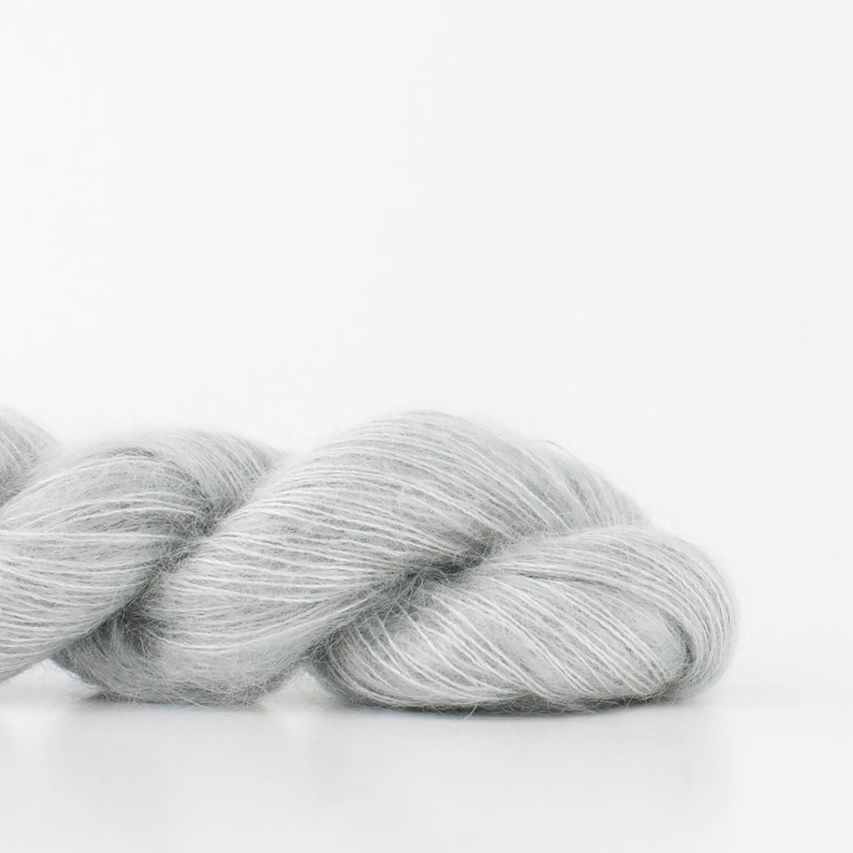 Echeveau de Tosh Silk Cloud de MadelineTosh coloris Ash (Mill Dyed)
