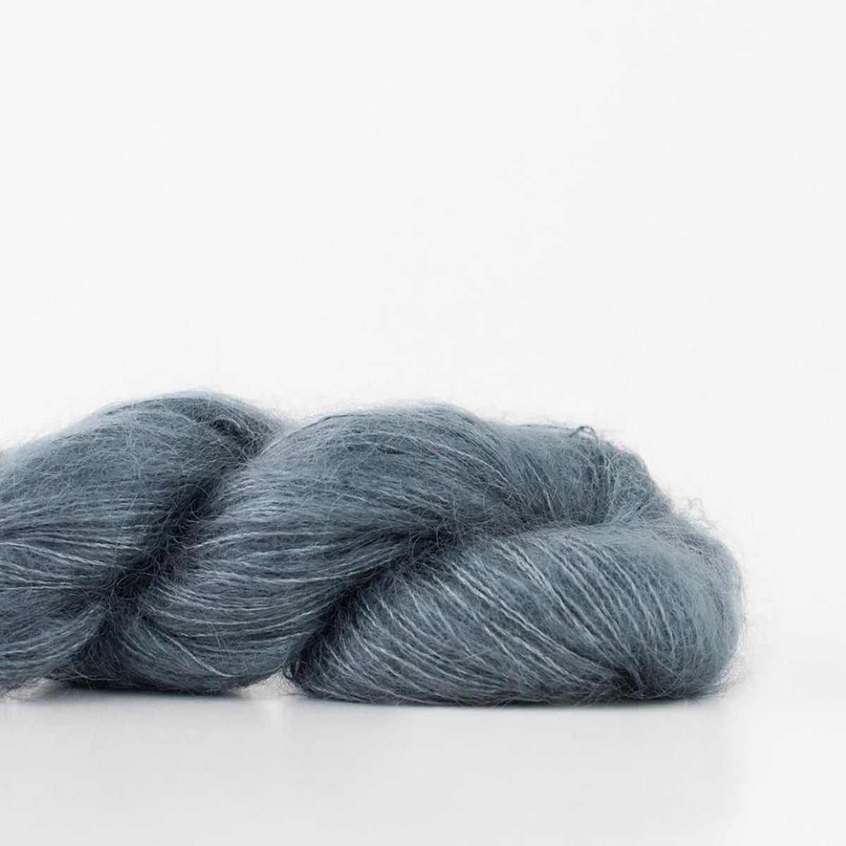 Echeveau de Tosh Silk Cloud de MadelineTosh coloris Graphite (Mill Dyed)