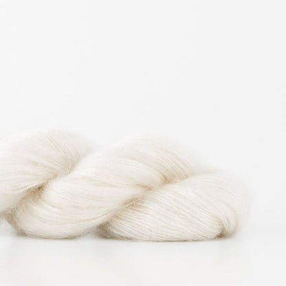 Echeveau de Tosh Silk Cloud de MadelineTosh coloris Ivory (Mill Dyed)