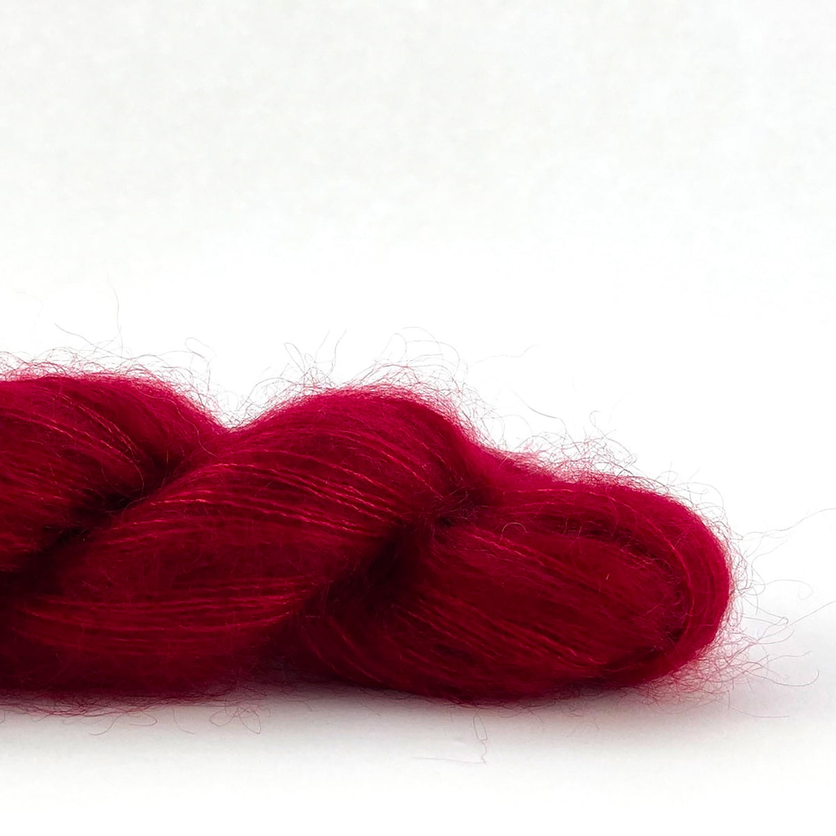 Echeveau de Tosh Silk Cloud de MadelineTosh coloris Syrah (Mill Dyed)