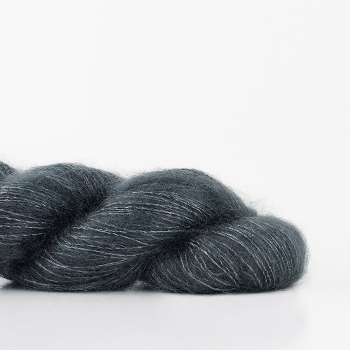 Echeveau de Tosh Silk Cloud de MadelineTosh coloris Tar (Mill Dyed)