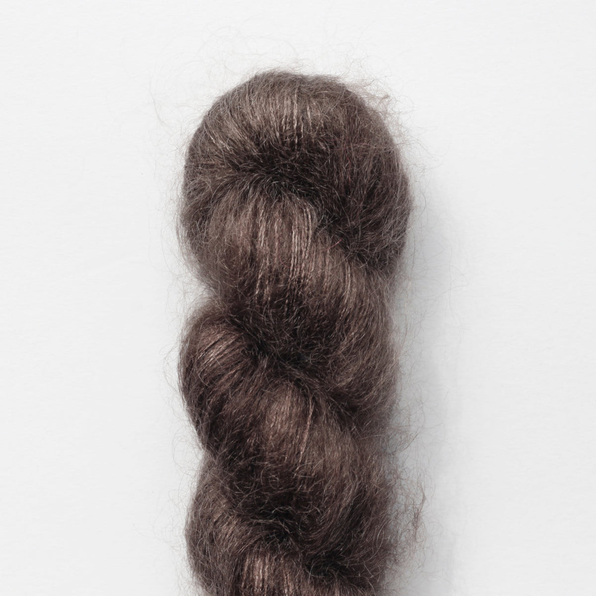 Echeveau de Tosh Silk Cloud de MadelineTosh coloris Pecan Hull (Hand Dyed)