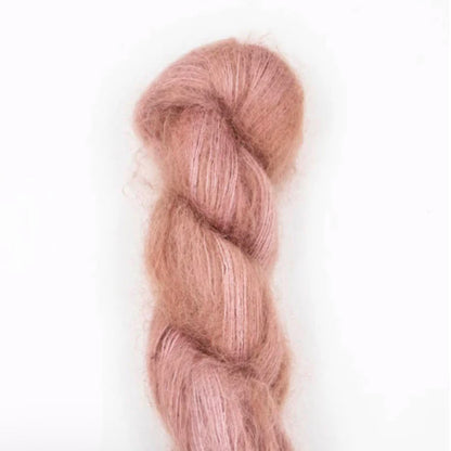 Echeveau de Tosh Silk Cloud de MadelineTosh coloris Pink Mist Smoke Tree (Hand Dyed)
