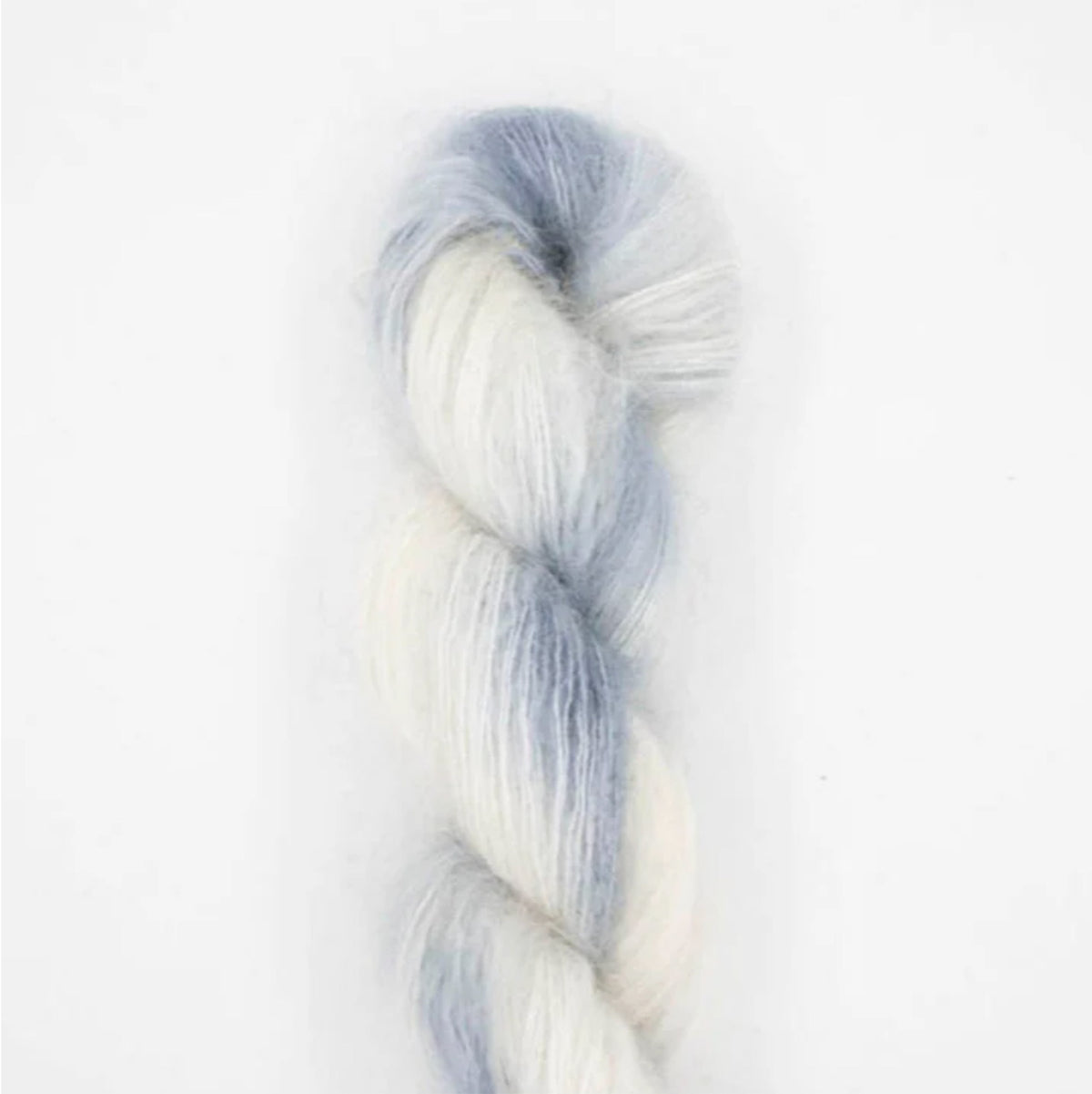 Echeveau de Tosh Silk Cloud de MadelineTosh coloris Sky Wash (Hand Dyed)