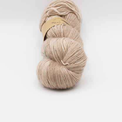Echeveau de Tosh Merino Light (TML) de MadelineTosh coloris Antique Lace