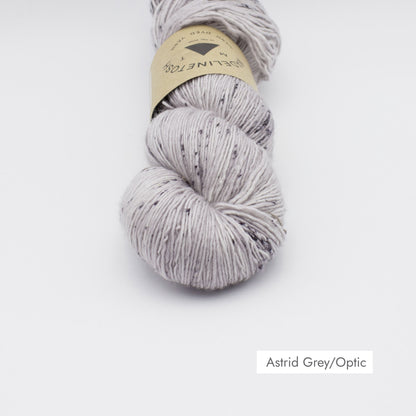 Echeveau de Tosh Merino Light (TML) de MadelineTosh coloris Astrid Grey Optic