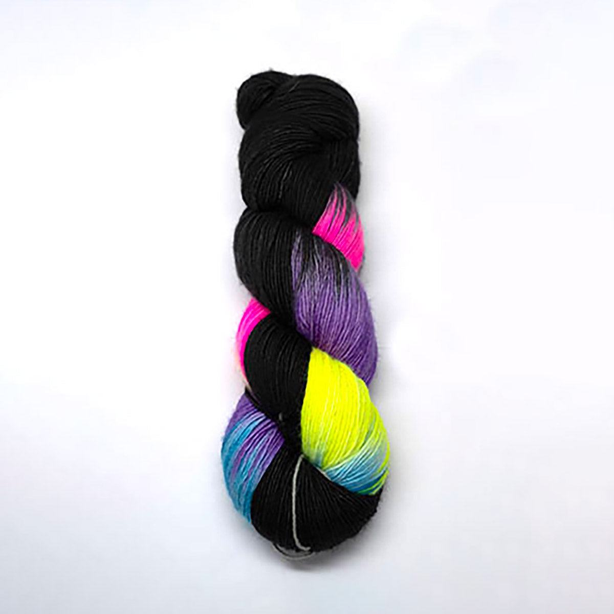 Echeveau de Madelinetosh coloris Black Rainbow (ici sur base Merino Light)