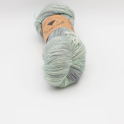 Echeveau de Tosh Merino Light (TML) de MadelineTosh coloris Celadon