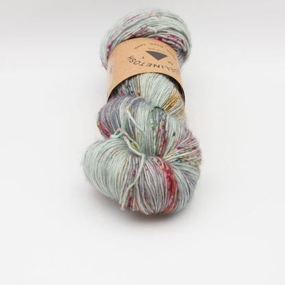 Echeveau de Tosh Merino Light (TML) de MadelineTosh coloris Claude
