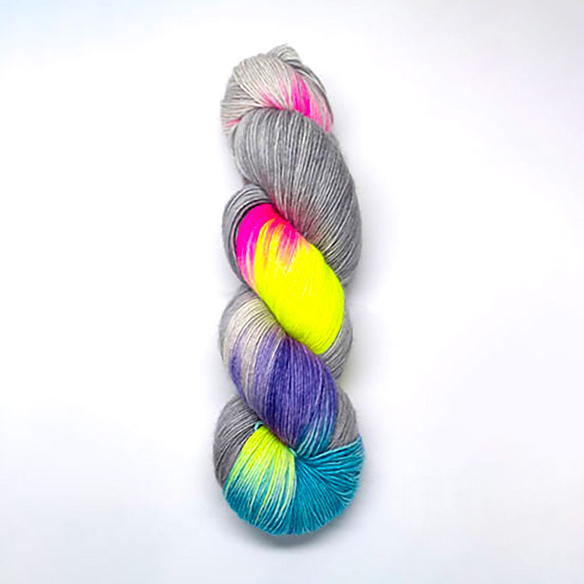 Echeveau de Madelinetosh coloris Cloudy with a Chance of Rainbow (ici sur base Merino Light)