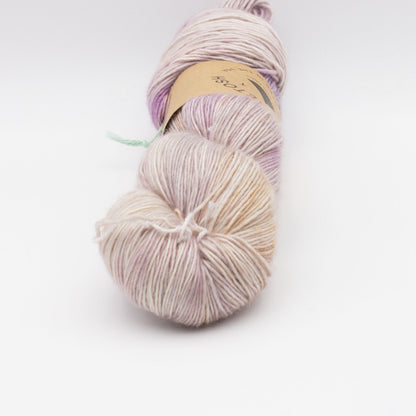Echeveau de Tosh Merino Light (TML) de MadelineTosh coloris Dustweaver