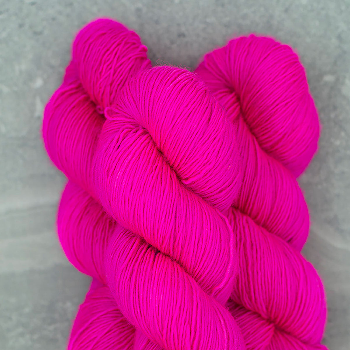 Echeveau de Tosh Merino Light (TML) de MadelineTosh coloris Fluoro Rose