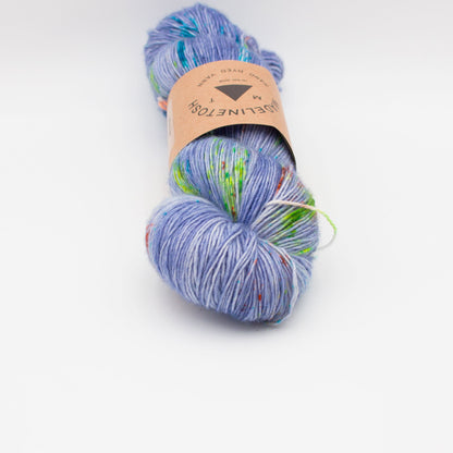 Echeveau de Tosh Merino Light (TML) de MadelineTosh coloris Heliotrope