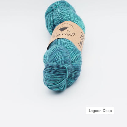 Echeveau de Tosh Merino Light (TML) de MadelineTosh coloris Lagoon Deep