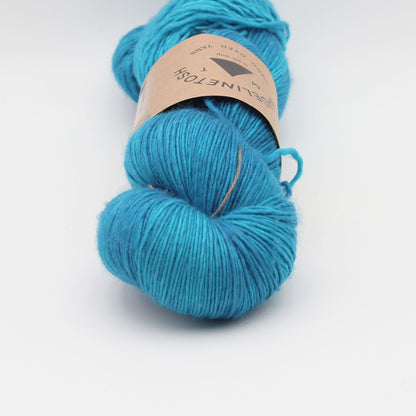 Echeveau de Tosh Merino Light (TML) de MadelineTosh coloris Midnight Pass