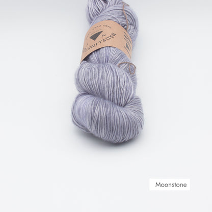 Echeveau de Tosh Merino Light (TML) de MadelineTosh coloris Moonstone