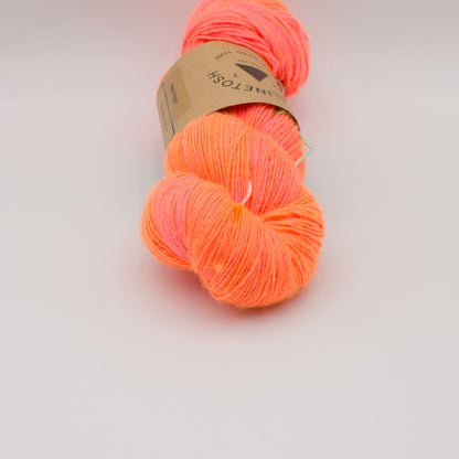 Echeveau de Tosh Merino Light (TML) de MadelineTosh coloris Neon Peach