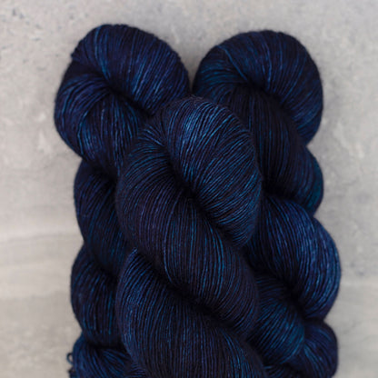 Echeveau de Tosh Merino Light (TML) de MadelineTosh coloris Nocturne