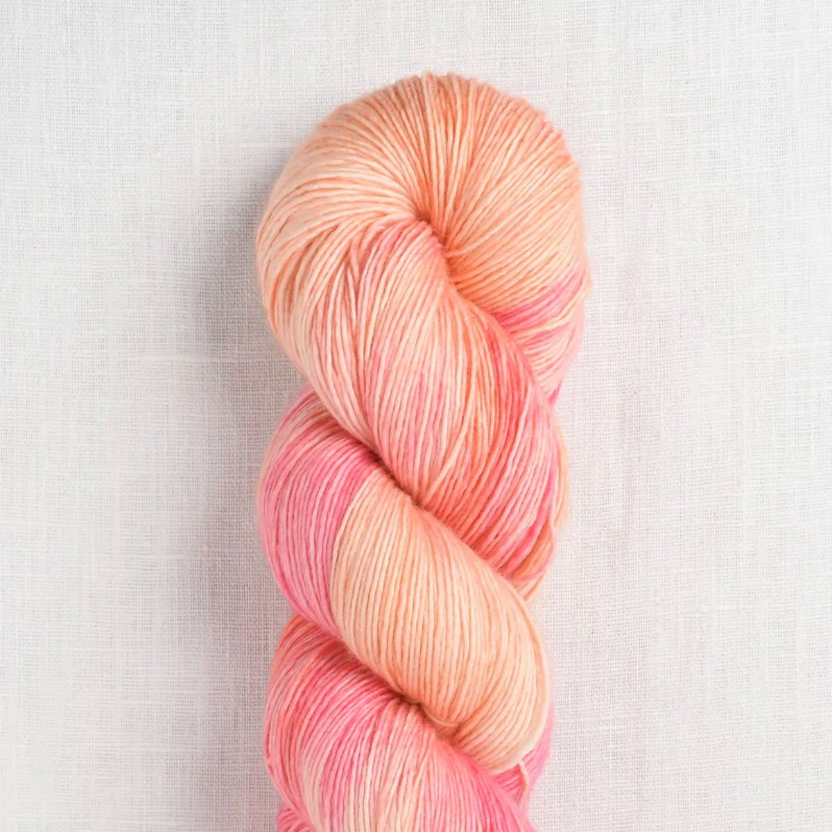 Echeveau de Tosh Merino Light (TML) de MadelineTosh coloris Peach Bellini