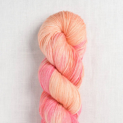 Echeveau de Tosh Merino Light (TML) de MadelineTosh coloris Peach Bellini