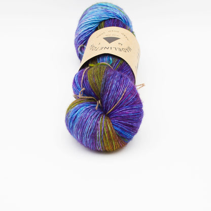 Echeveau de Tosh Merino Light (TML) de MadelineTosh coloris Spectrum